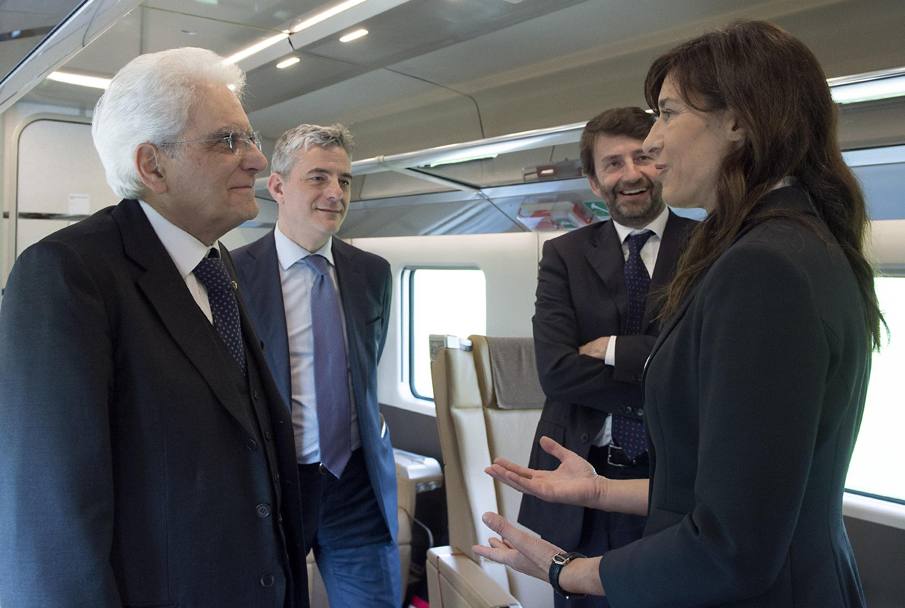 Il presidente Mattarella incontra Manuela Olivieri, vedova di Pietro Mennea, durante il viaggio sul Frecciarossa 1000 da Milano a Roma (Ansa)